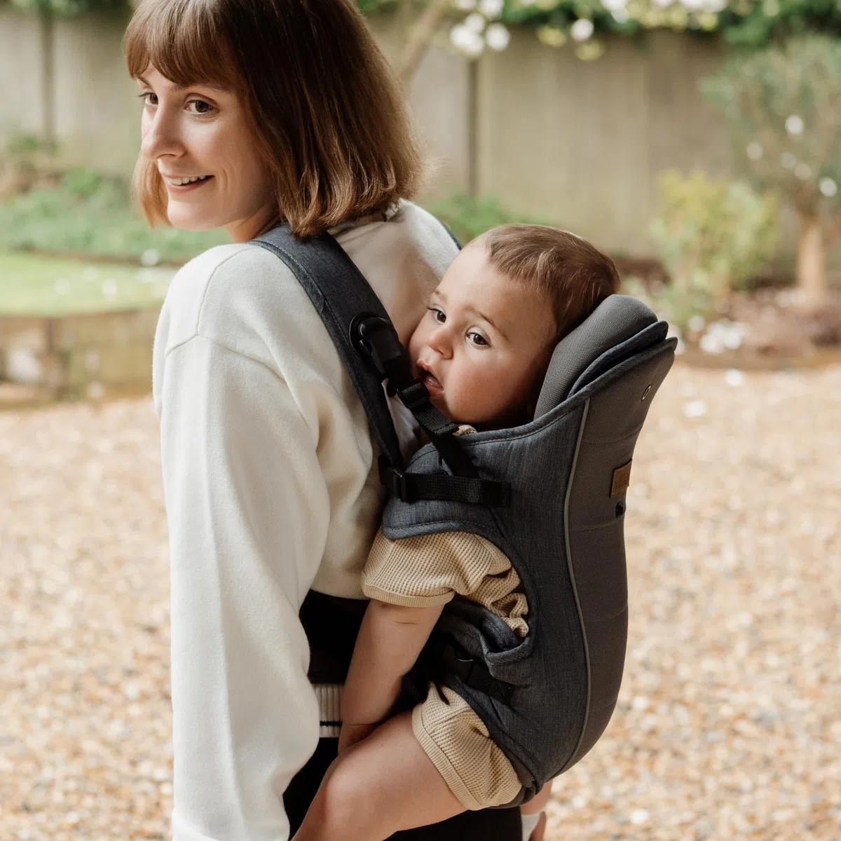 Nuby Babytrage für Neugeborene, ergonomisches Design, einfach verstellbar, leicht, ab der Geburt geeignet (dunkelgrau)