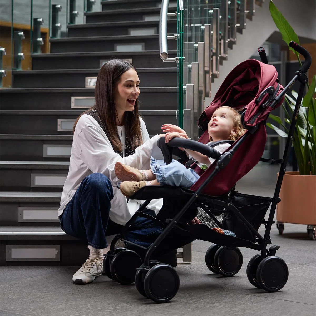 Kinderkraft Buggy SIESTA 2 bis 22 kg, nur 7,9 kg, zusammenklappbar, Liegeposition, verstellbare Fußstütze, Verdeck mit Mesh und Peekaboo, 5-Punkt-Gurt, kompakt, Rot