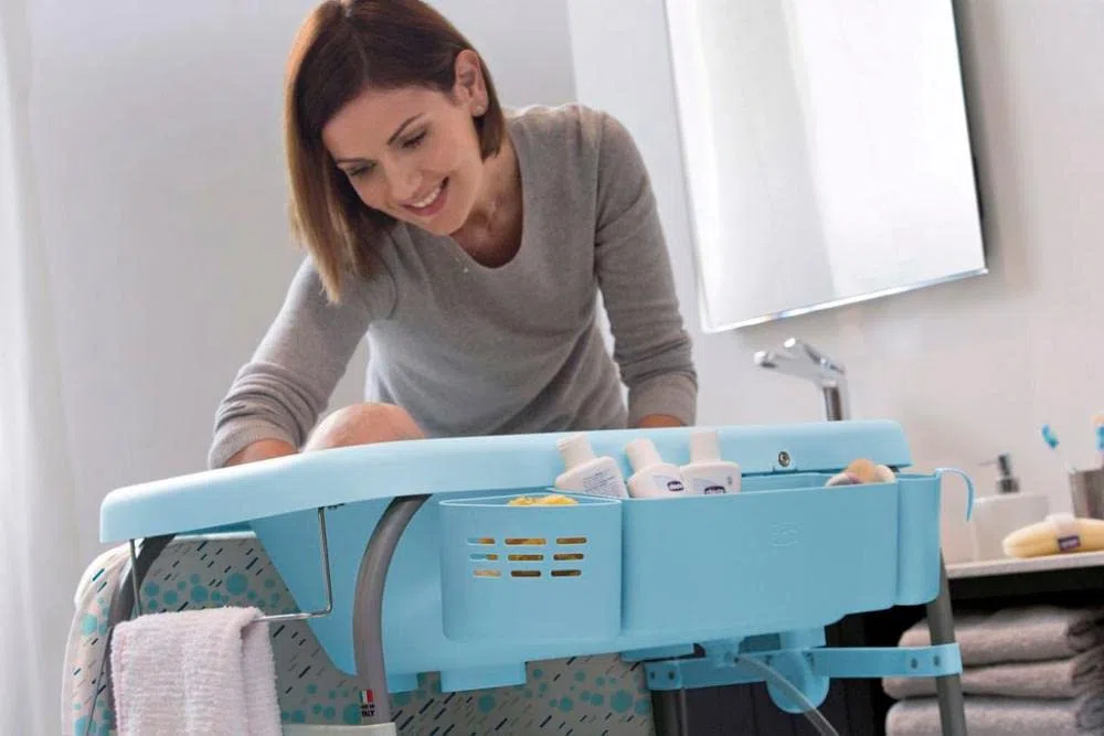 Chicco Cuddle & Bubble Ergonomische Babywanne mit Ständer und Wickeltisch mit Auflage und Weichem Reduzierkissen, Höhenverstellbar, Kompakte Schließung, Ablagefläche und 2 Räder, max. 11 kg