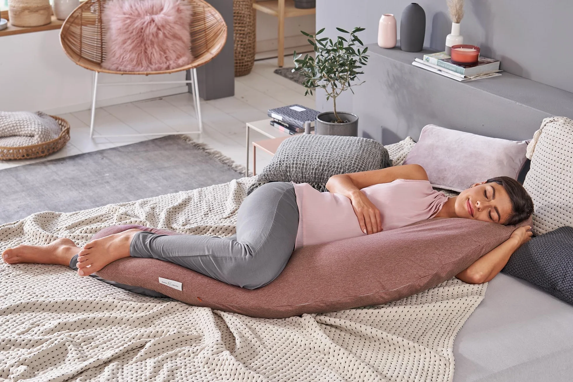 Theraline Das Original Schwangerschaftskissen & Stillkissen 190cm – Seitenschläferkissen Stillkissen Perlen – inkl Stillkissenbezug Cappuccino