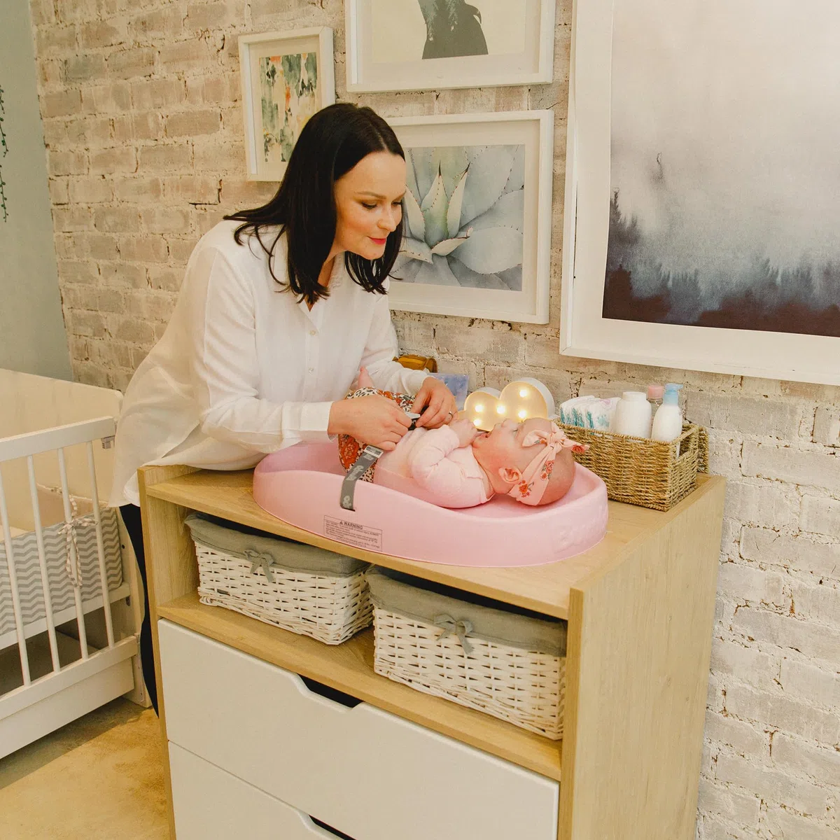 Bumbo Baby Wickelunterlage - Leicht zu reinigende Wickelunterlage mit Sicherheitsgurt - Anti-Roll-Wickelunterlage - Wiege Rosa