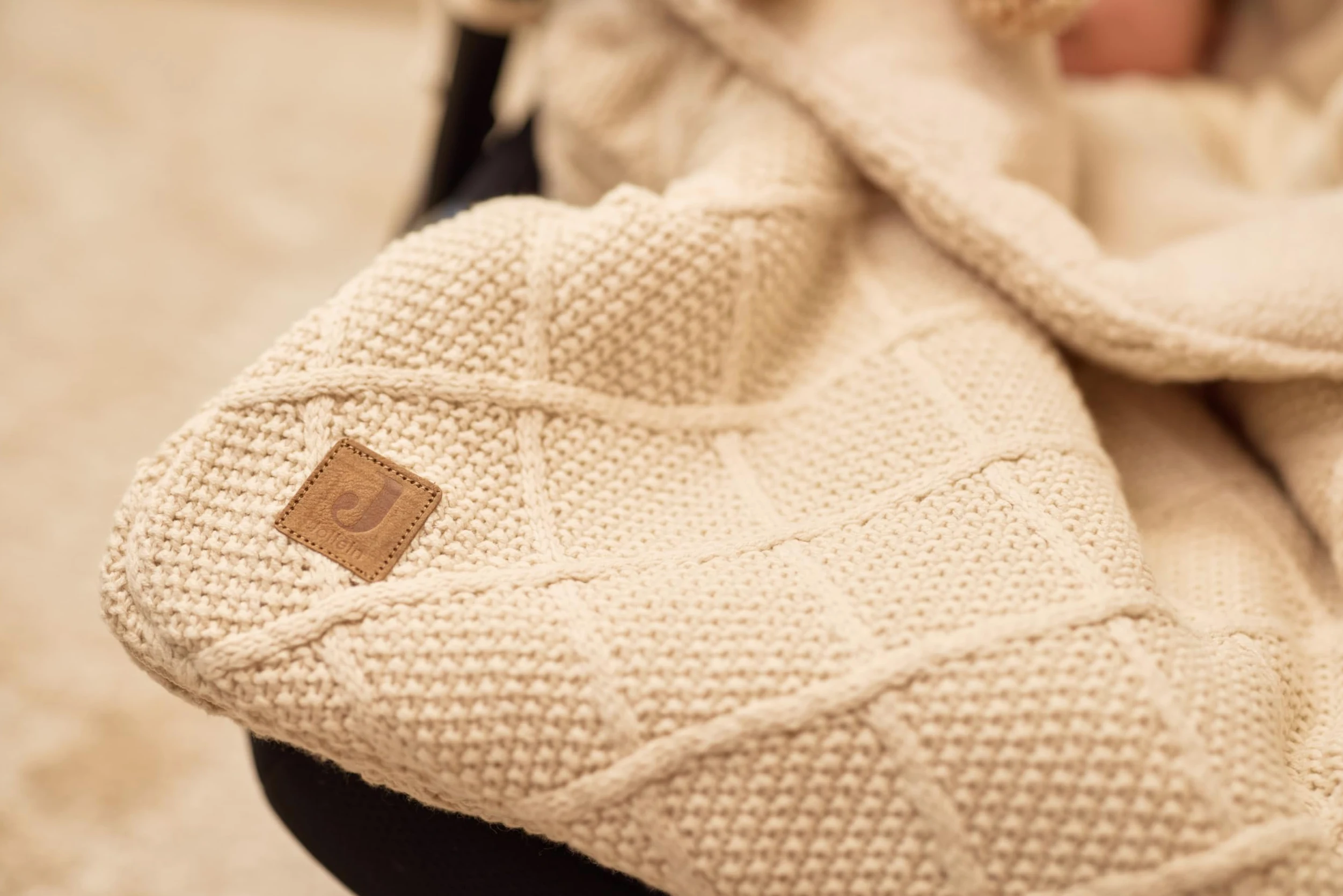 Jollein Fußsack Check Knit, Oatmeal - Für Babyschale Kinderautositz Gruppe 0+ und Kinderwagen - Für 3-Punkt- und 5-Punkt-Gurt - Strickmuster und Fleece Futter