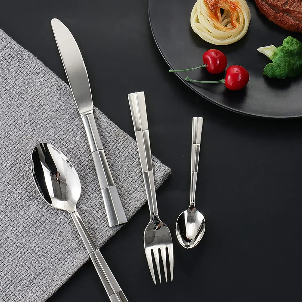 Edelstahlbesteck Besteckset, 24-teiliges Besteckset aus Edelstahl for 6 Personen, luxuriöses Besteckset, inklusive Tafelmesser, Löffel und Gabeln
