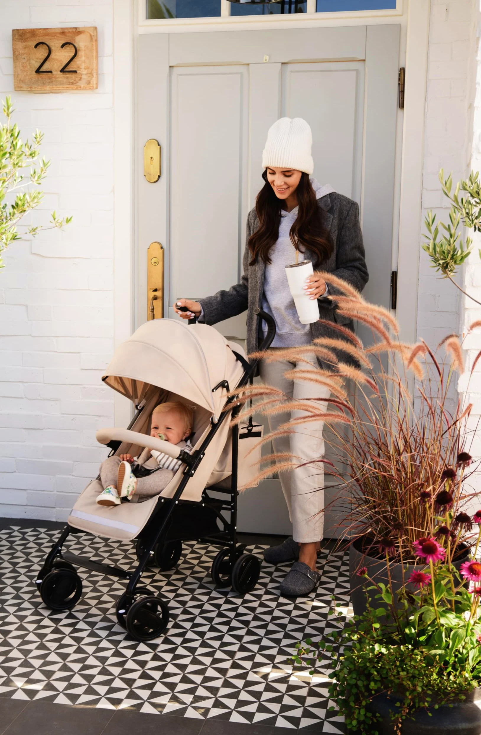 MoMi AKIRA Kinderbuggy Kinderwagen ab 6 Monaten (bis 15 kg), verstellbarer 5-Punkt-Sicherheitsgurt, Babytasche, Einkaufskorb, Regen- und Insektenschutz.