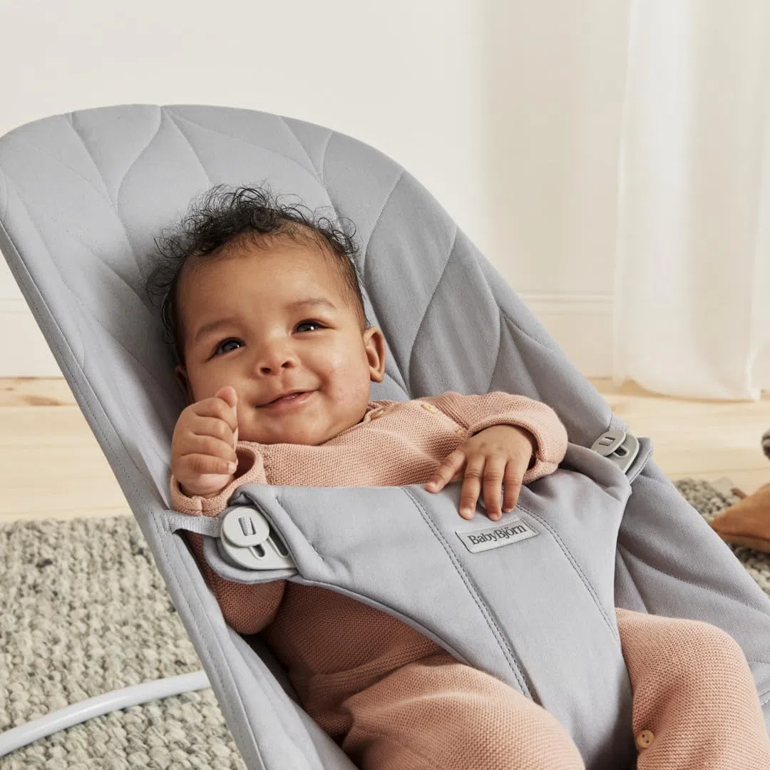 BabyBjörn Babywippe Bliss, Gewebt, Blütenblatt-Steppung, Hellgrau
