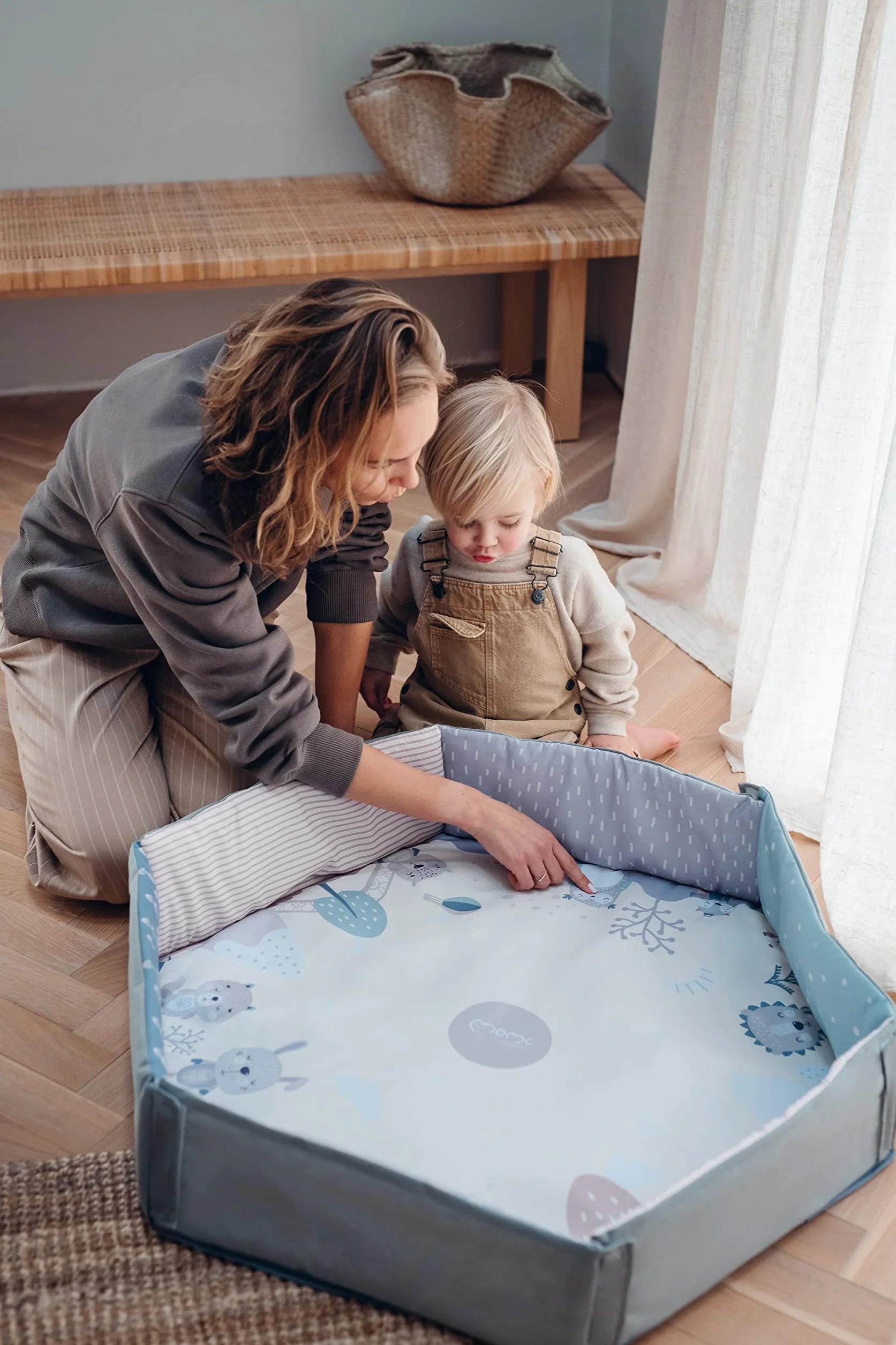 MoMi PASTEL Spielbogen mit Krabbelmatte 3-in-1 für Babys ab der Geburt, sensorische Aktivitätsmatte mit 2 Bogen, Bällchen-Bad, 5 Spielzeugen, 20 Bällchen mit Tasche, Krabbelkissen