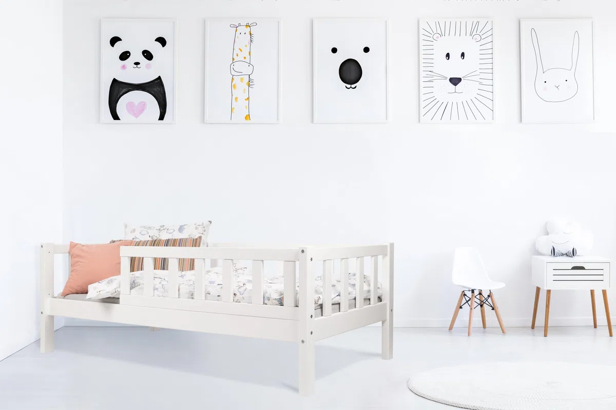 Alije Kinderbett Bett mit Rausfallschutz 90x140 Weiß Leo Lattenrost Bettgestell aus Kiefer Holz für Haus Kinder Jungen & Mädchen - Holzbett Baby Kinderzimmer Junge Deko