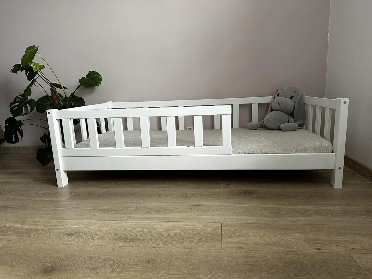 Alije Kinderbett Bett mit Rausfallschutz 90x140 Weiß Leo Lattenrost Bettgestell aus Kiefer Holz für Haus Kinder Jungen & Mädchen - Holzbett Baby Kinderzimmer Junge Deko