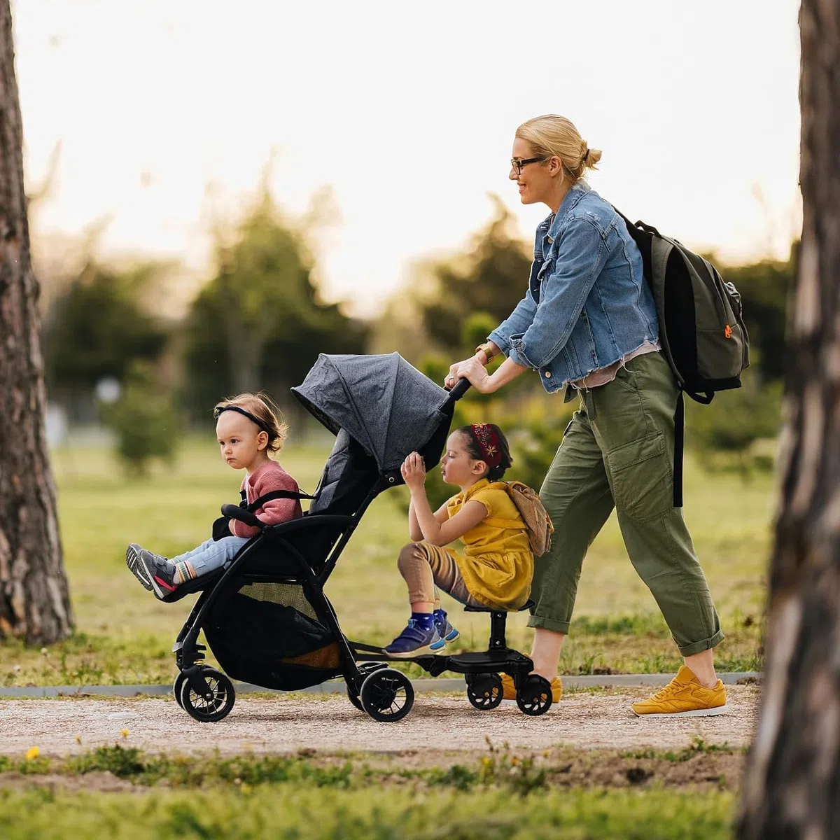 Buggy Board mit Sitz, BuggyBoard, Kinderwagen Board, trittbrett für kinderwagen universal, kompatibel mit fast jedem Buggy und Kinderwagen, Tragfähigkeit 25kg (schwarze Räder)