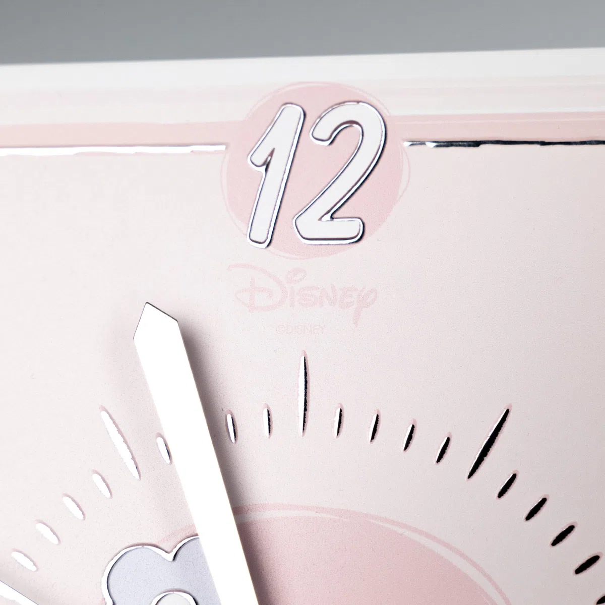 VALENTI & CO. - Disney Minnie - Tischuhr oder Hängeuhr aus Holz mit Details in Silber - Geschenkidee Geburt Mädchen oder Taufgeschenk - Wanduhr für Mädchenzimmer