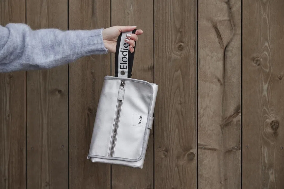 Elodie Details Wickelunterlage Unterwegs Baby – Faltbar Tragbar Kompakt, 2 abnehmbare Frottee-Bezüge waschbar, Fronttasche & Handschlaufe, schadstofffrei, Wickelauflage Reise 87x51 cm, Silver Sheen