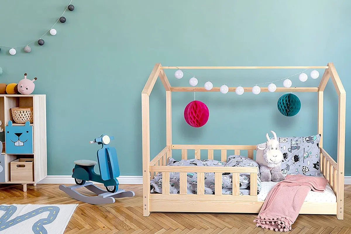 Kinderbett Bett Hausbett 60x120 mit Rausfallschutz Latternost Bettgestell aus Kiefer Holz für Haus Kinder Jungen & Mädchen - Holzbett Baby Kinderzimmer Junge Deko (Rausfallschutz: MIT)