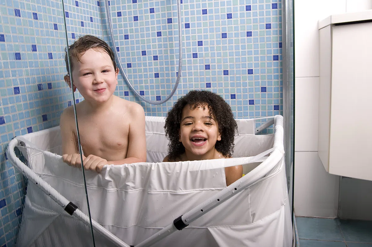 Kinder und Baby Falt Badewanne - Kinderbadewanne mit Gestell für die Dusche mit Knöpfen – einstallbar von 80 bis 100 - Nebliges Weiß