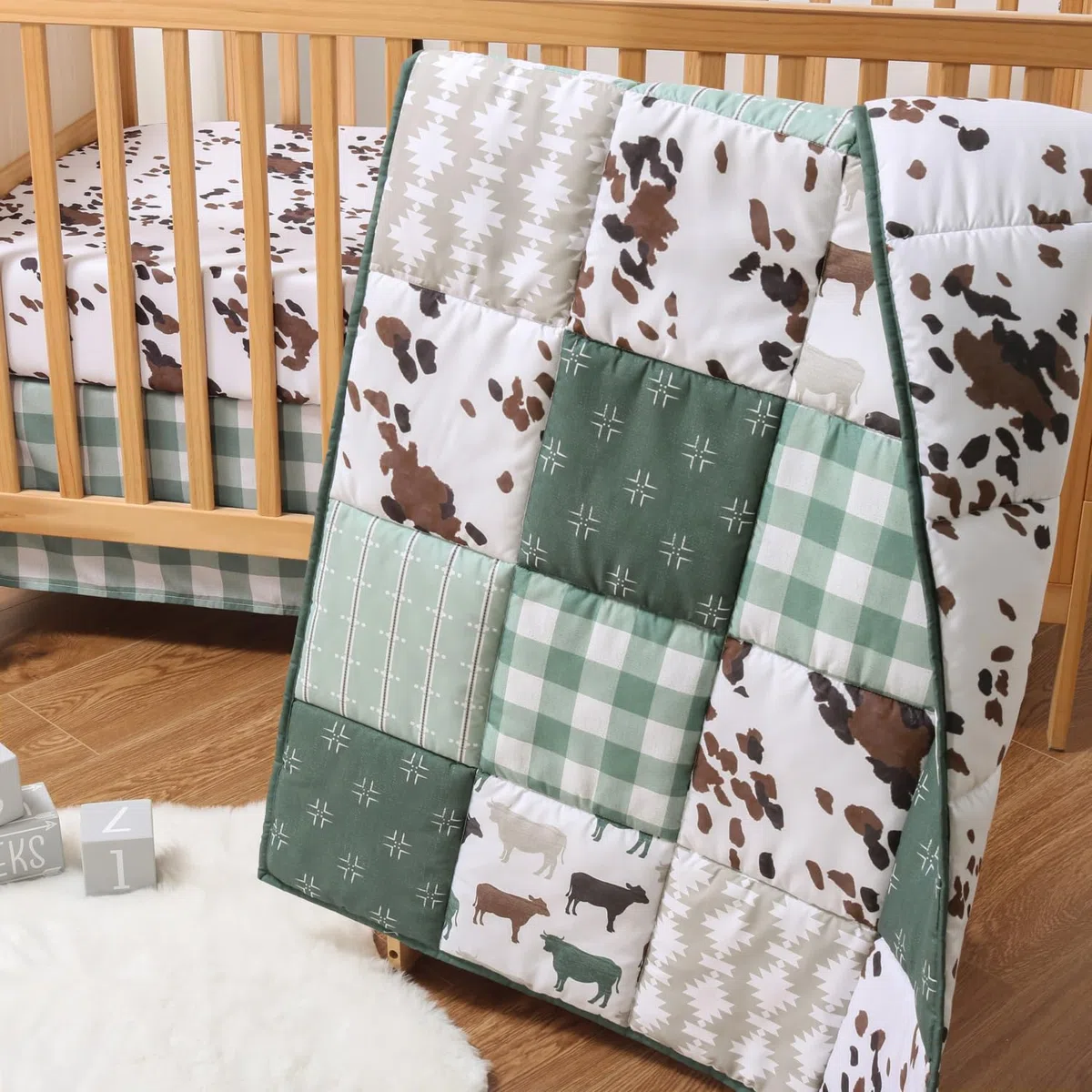 The Peanutshell 3-teiliges Baby-Bettwäsche-Set für Jungen und Mädchen – Neugeborene, Säuglings- und Kleinkind-Kinderzimmer-Bettwäsche-Set Dekor mit Spannbetttuch, Staub-Rüschendecke – Boho Farm