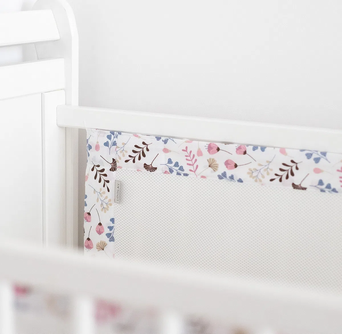 Bettumrandung Babybett 60x120 cm – 2 teiliges 110x30 cm Set – Atmungsaktiver 5 mm Netzstoff – Babybett Umrandung mit starkem Klettverschluss – Sicherer Gitterbett Umrandung (ROSA Blumen/Weiß Netz)