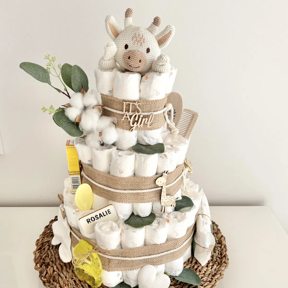 Windeltorte XXL mit Giraffe Socken Schnuller Löffel und mehr, für Jungen & Mädchen, Babytorte für Babyparty Babyshower Gender-Reveal, Namen personalisierbar, Baby Party Deko Dekoration Geburt