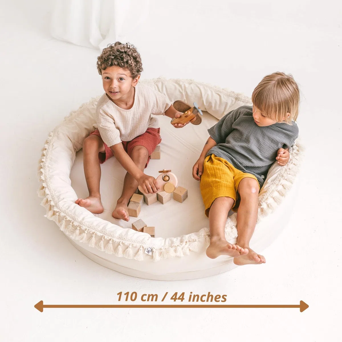 MINICAMP Kinder-Spielmatte für Bodenspiele & Schlafnest - 100% Baumwolle & einzigartige Quastendekoration - Kinderteppich 110 cm breit - extra weiche Schaumstoff-Matte!