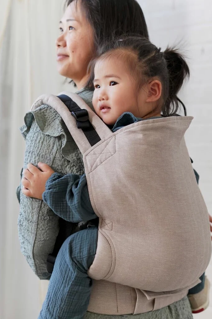 Tula Toddler Linen Babytrage für Kleinkinder, Ergonomische Kindertrage Bauchtrage Rückentrage, Sand