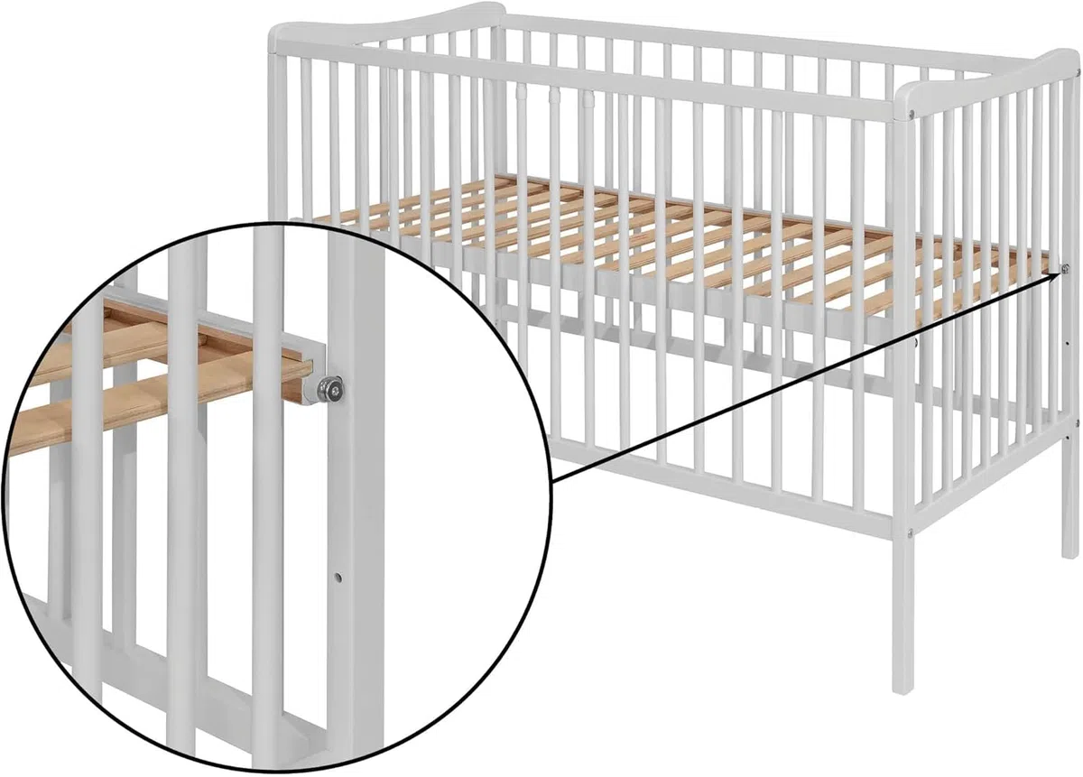 Kinderbett Sasha 120x60 cm aus Buchenholz, umbaubar zum Juniorbett mit Rausfallschutz, EN 716 geprüft, 3-Fach höhenverstellbar (Weiß)