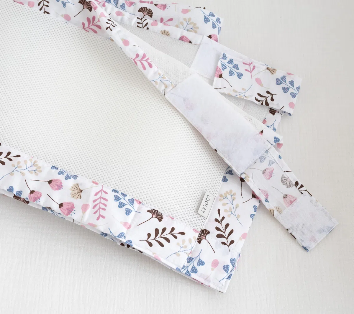 Bettumrandung Babybett 60x120 cm – 2 teiliges 110x30 cm Set – Atmungsaktiver 5 mm Netzstoff – Babybett Umrandung mit starkem Klettverschluss – Sicherer Gitterbett Umrandung (ROSA Blumen/Weiß Netz)