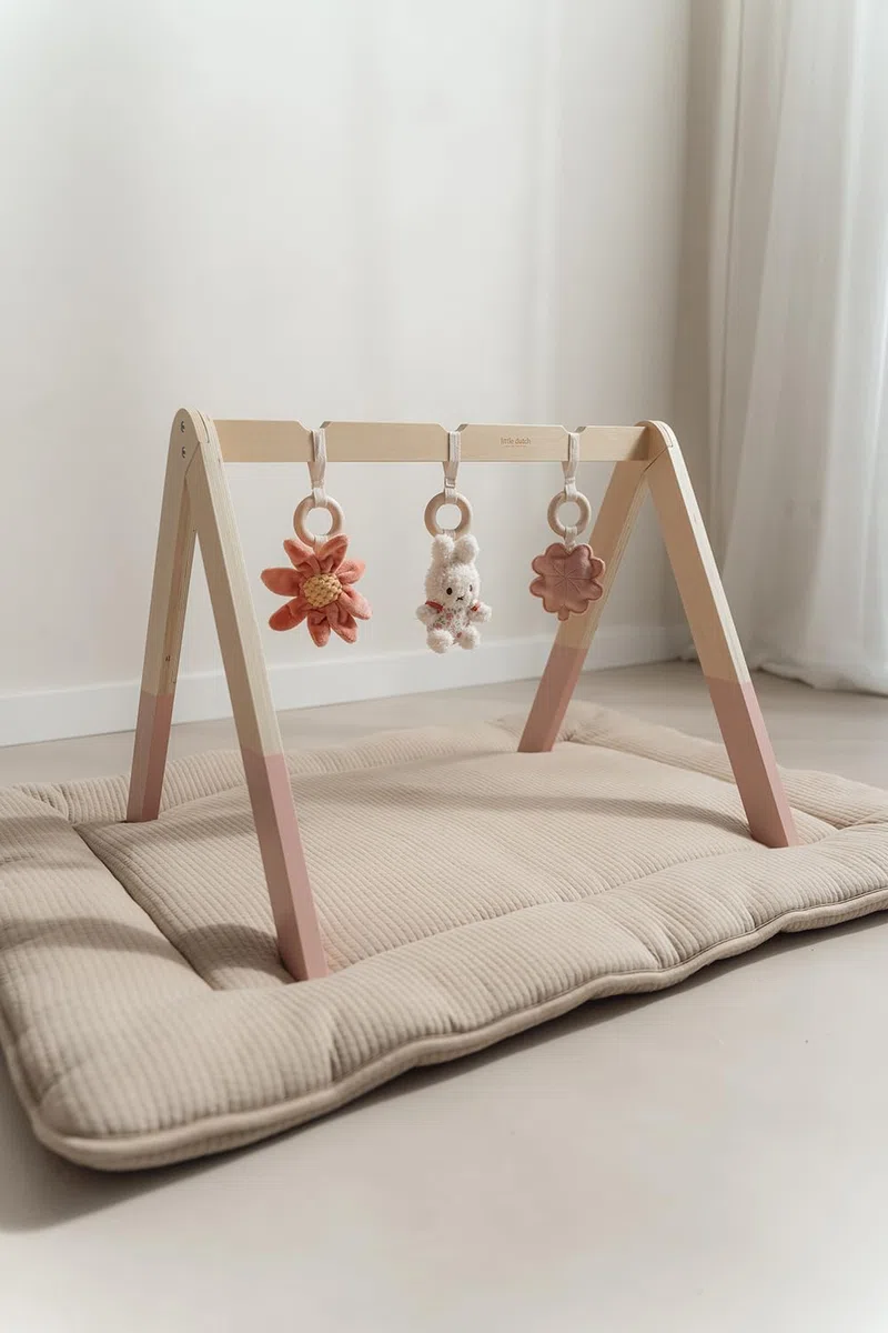 nijntje miffy x Little Dutch Baby Gym Spieltrapez Spielbogen Holz inkl. Anhänger Hase Miffy rosa - Lucky Blossom