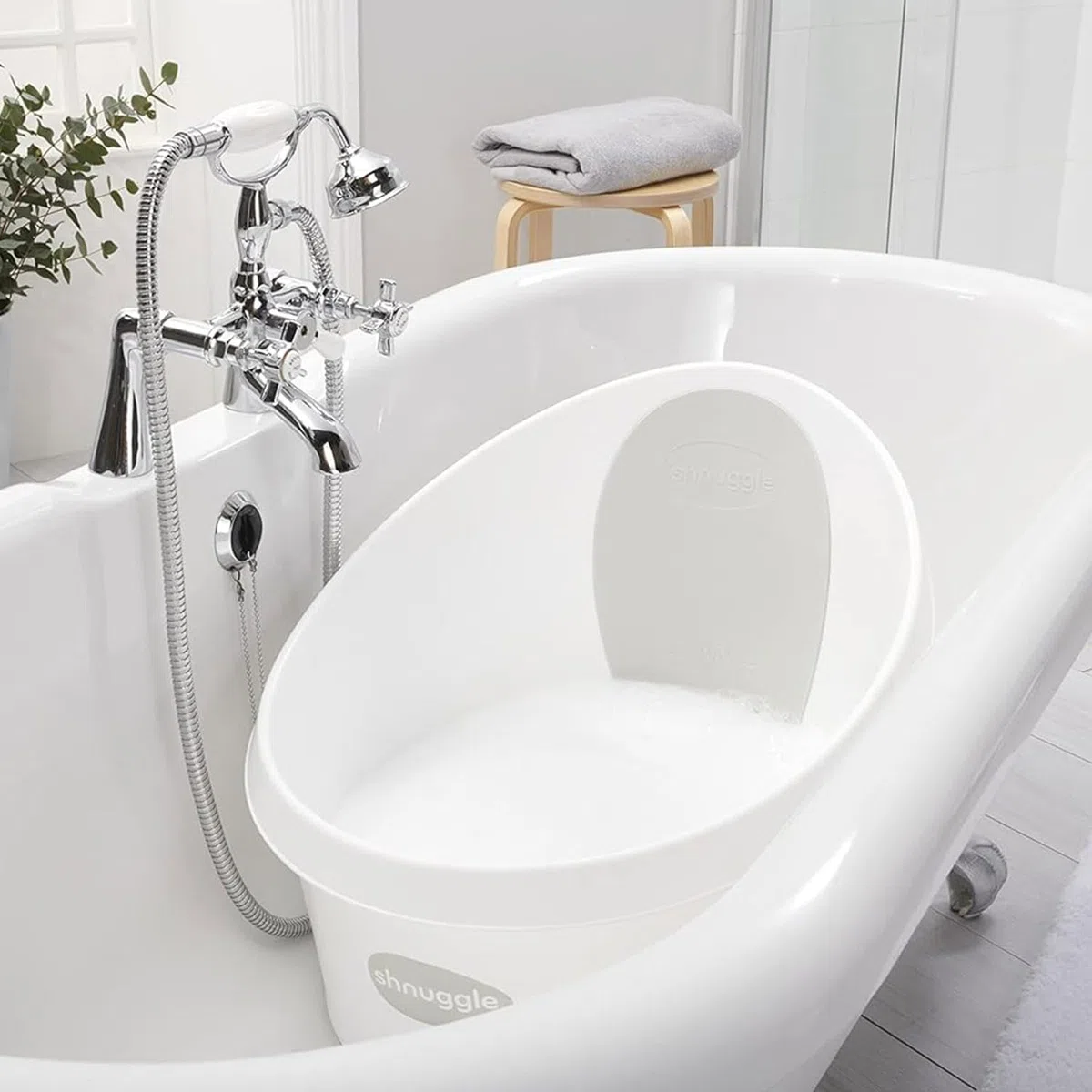 Shnuggle Kleinkindbadewanne - Weiß mit hellgrauer Rückenlehne