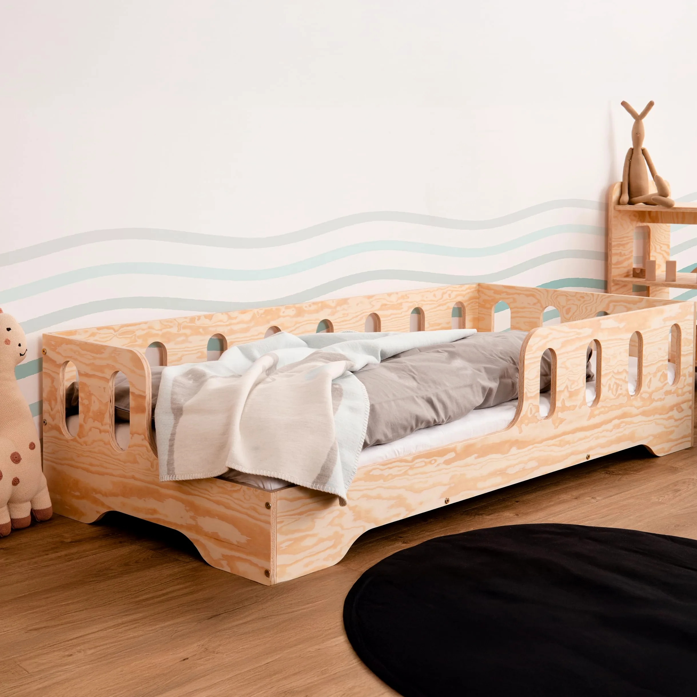 smartwood Bodenbett 90x200 cm mit Rausfallschutz, Holz, TILA 1L | Montessori Kinderbett, Lattenrost belastbar bis 230 kg, FSC-Zertifikat, abgerundete Kanten, Einfache Montage, ab 3 Jahren