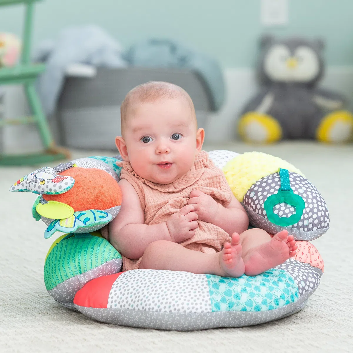 INFANTINO 2-in-1 Tummy Time & Stützkissen für Babys – als Spielkissen in Bauchlage nutzbar, Kissenstütze für Neugeborene und ältere Babys - Abnehmbare Spielzeuge - Mehrfarbig