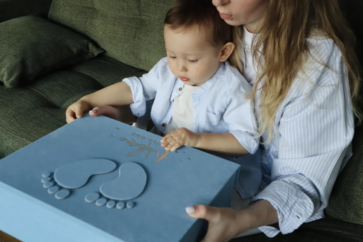 Baby Scrapbook und Fotoalbum mit Erinnerungsbox, Hand & Fußabdruck Kit, Baby erstes Jahr Journal, Fotoalbum für Neugeborene 0-12 Monate (Teddy Bear Boy, Blau)