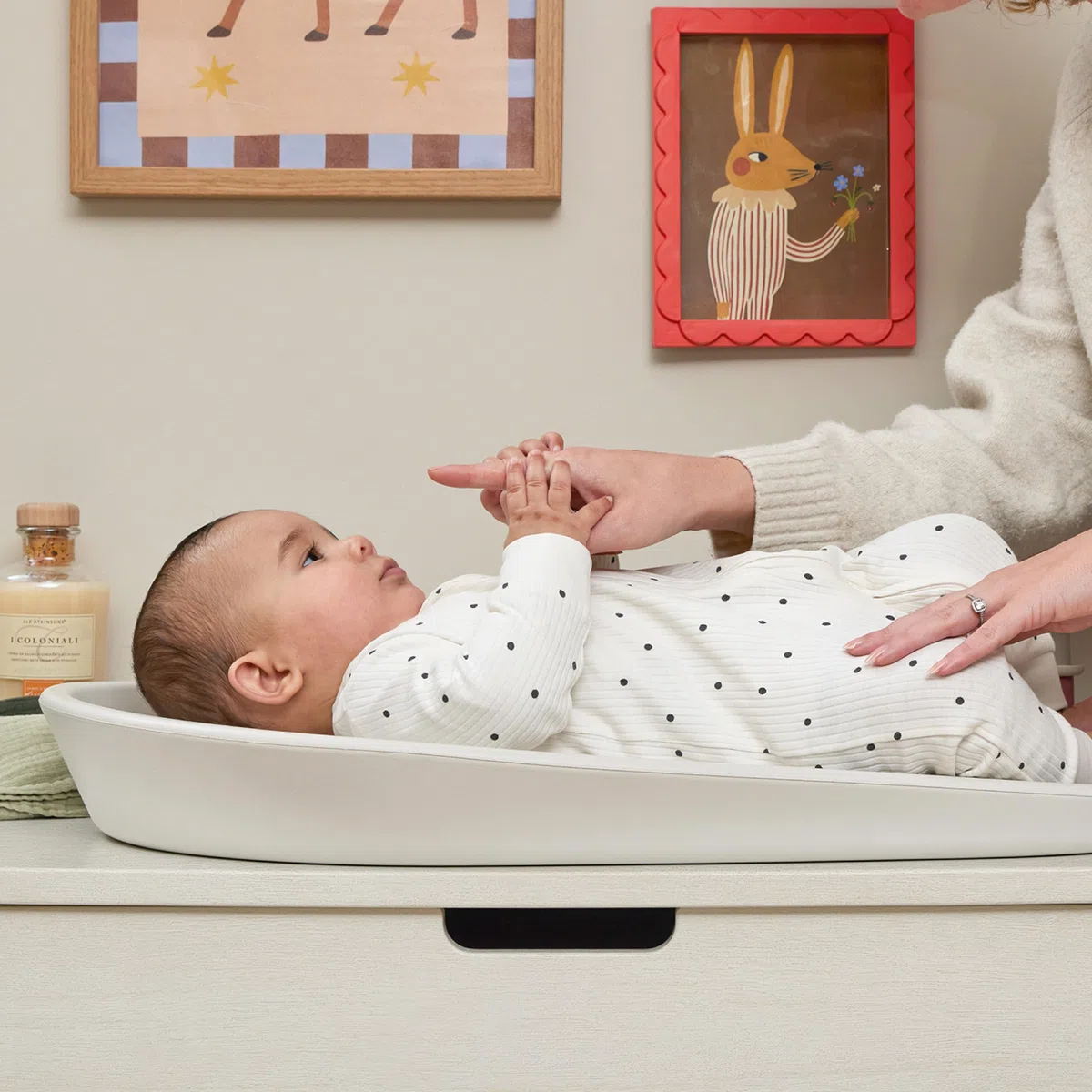 Shnuggle Squishy Baby-Wickelunterlage, weiches und warmes Schaumstoff-Material ist schöner für Babys, perfekt für Windeln, rutschfest, leicht zu reinigen, abwischbar, elfenbeinfarben