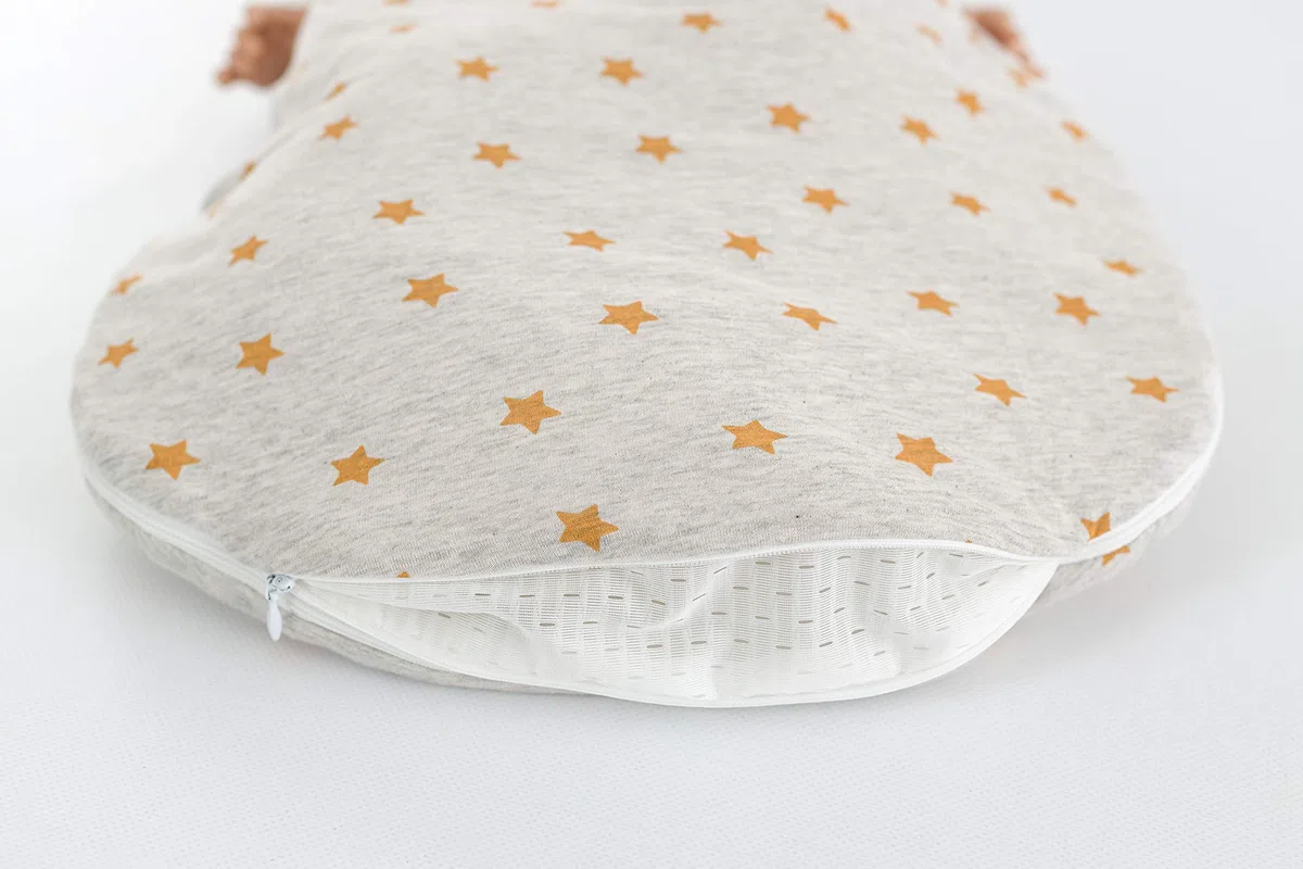 Träumeland S0103507 Ganzjahresschlafsack LIEBMICH mit doppelt regulierbarer Belüftung und Naturfaser Tencel, Design Sternentraum gelb, Größe 80/86, mehrfarbig