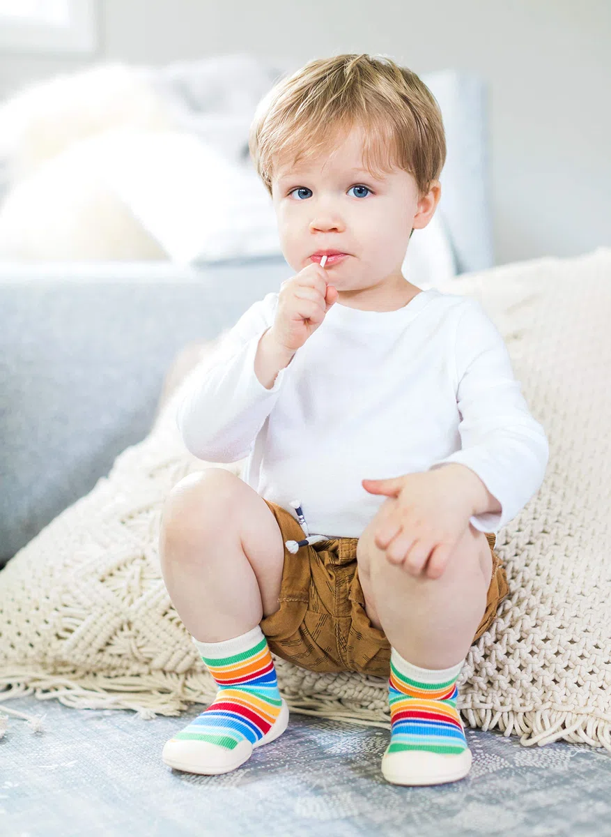 Nuby Baby-Jungen Modern Snekz Bequeme Gummisohle Socken Schuhe für erste Schritte, Mehrfarbig, gestreift, Größe M, 14-22 Monate, Regenbogenfarben