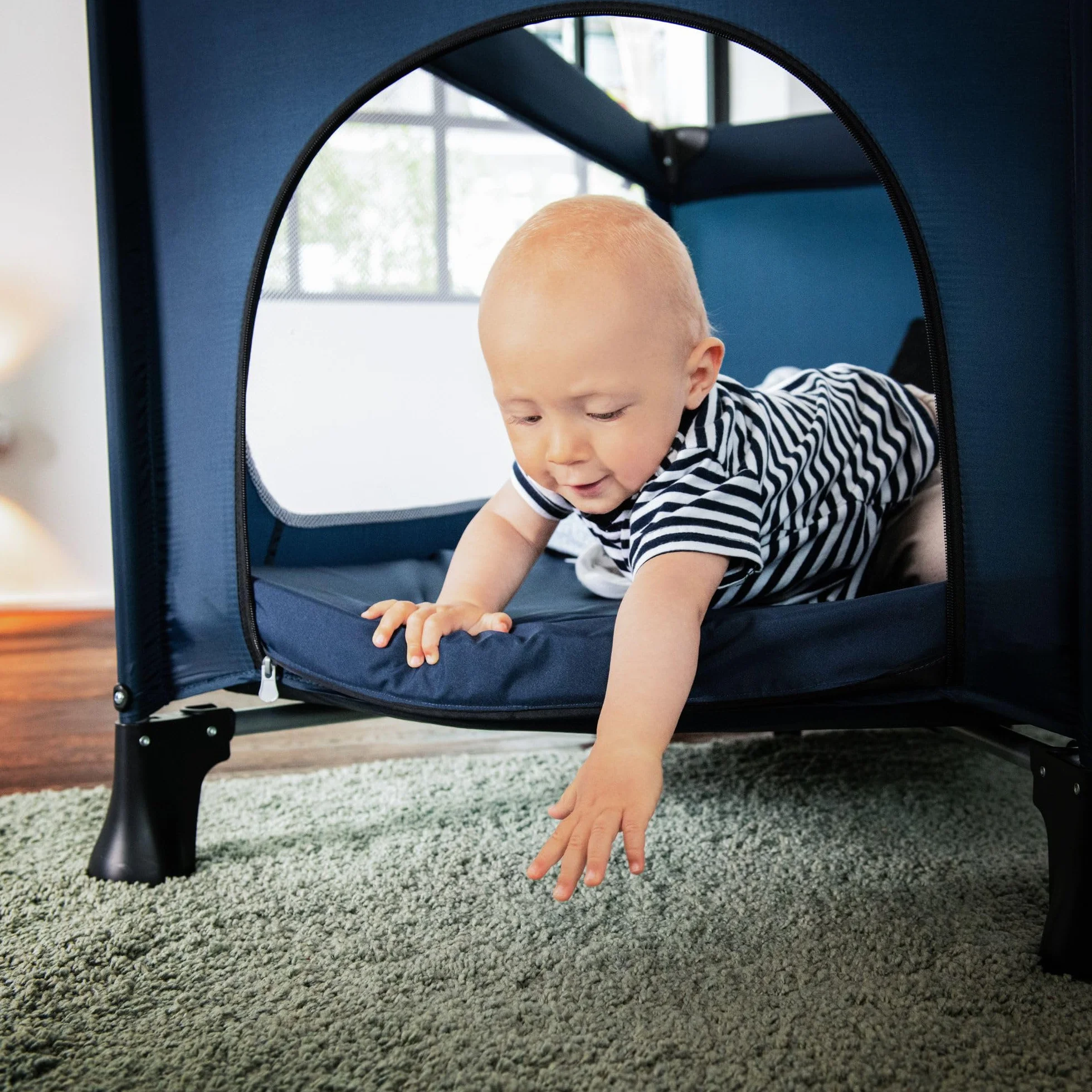 hauck Kinderreisebett Dream N Play Plus mit Transporttasche und Schlupf zum Spielen, Klein Zusammenklappbar, Baby Reisebett Kleinkind ab Geburt bis 15 kg (Navy/Aqua)