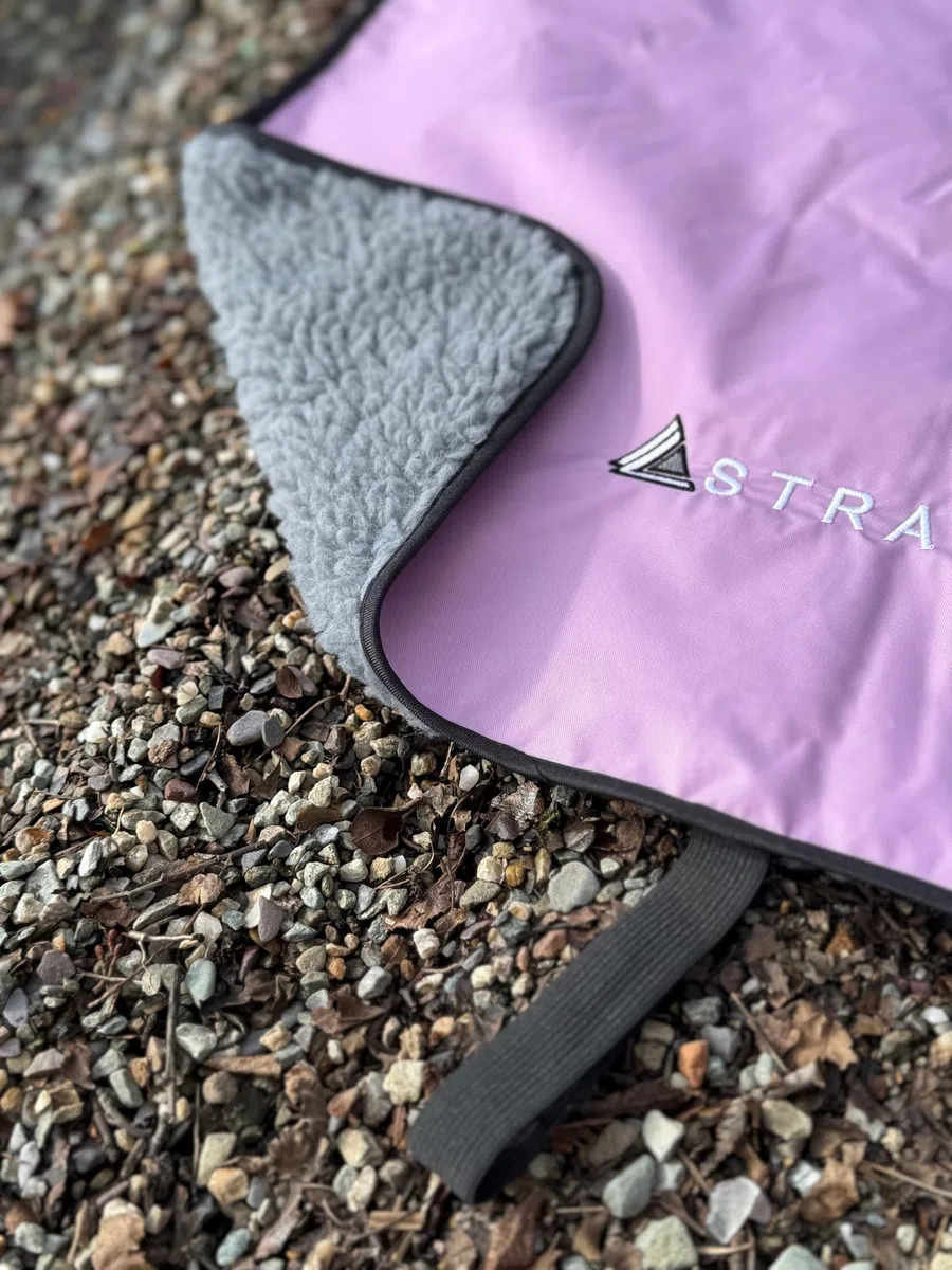 Wasserdichte Wickelunterlage für Outdoor-Wechsel Kompakte, weiche und wasserabweisende Wickelunterlage mit Tragegurt für Wassersport und Outdoor-Aktivitäten 60 cm x 60 cm (Flieder)