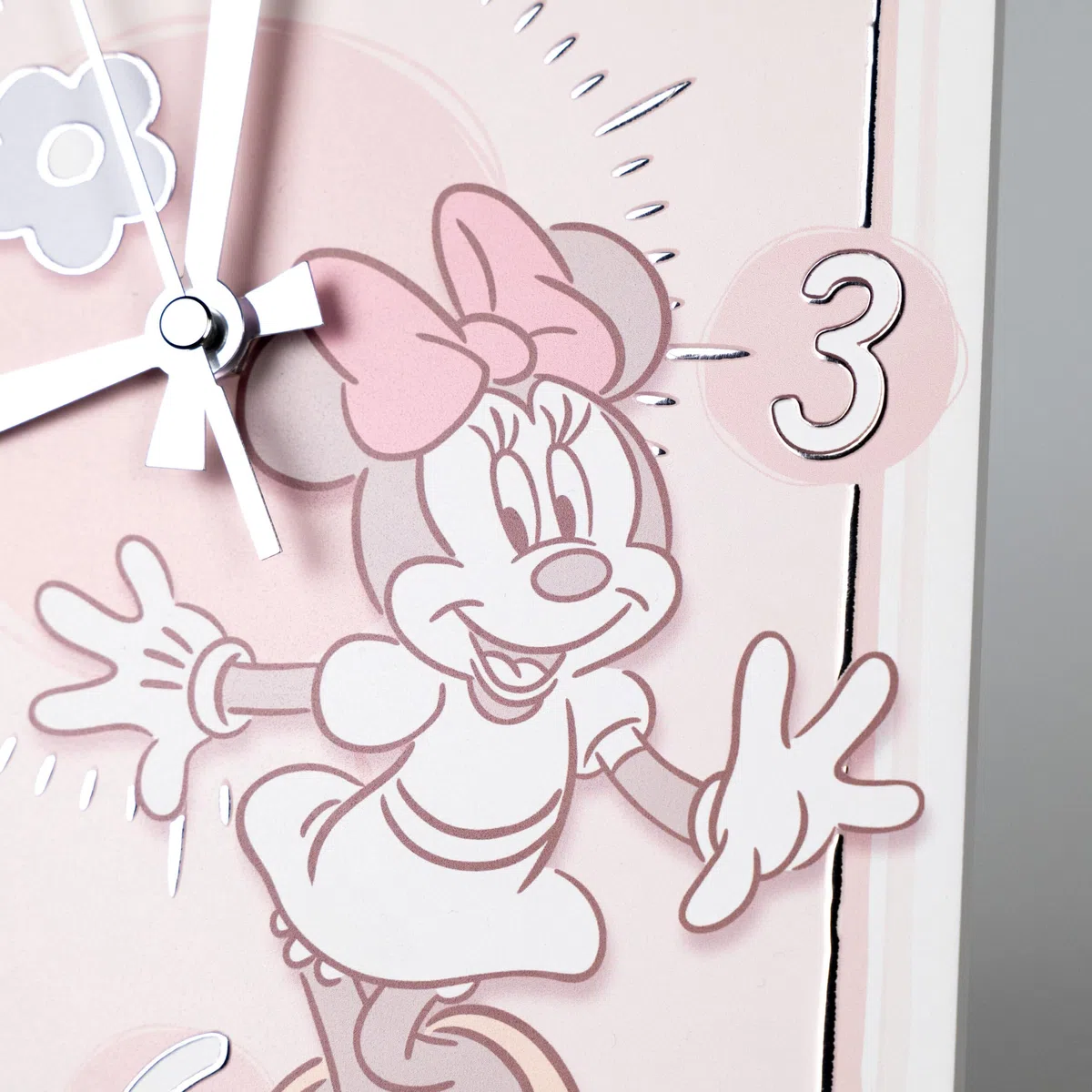 VALENTI & CO. - Disney Minnie - Tischuhr oder Hängeuhr aus Holz mit Details in Silber - Geschenkidee Geburt Mädchen oder Taufgeschenk - Wanduhr für Mädchenzimmer