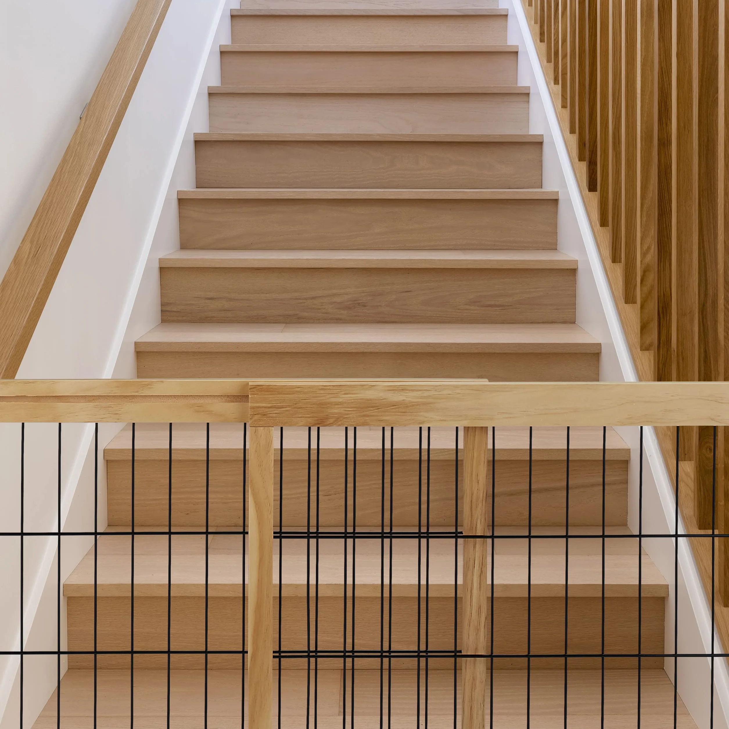 Relaxdays Absperrgitter, ausziehbares Schutzgitter, Treppe & Tür, HxB: 56x70-108 cm, freistehend, Kinder & Hunde, Natur