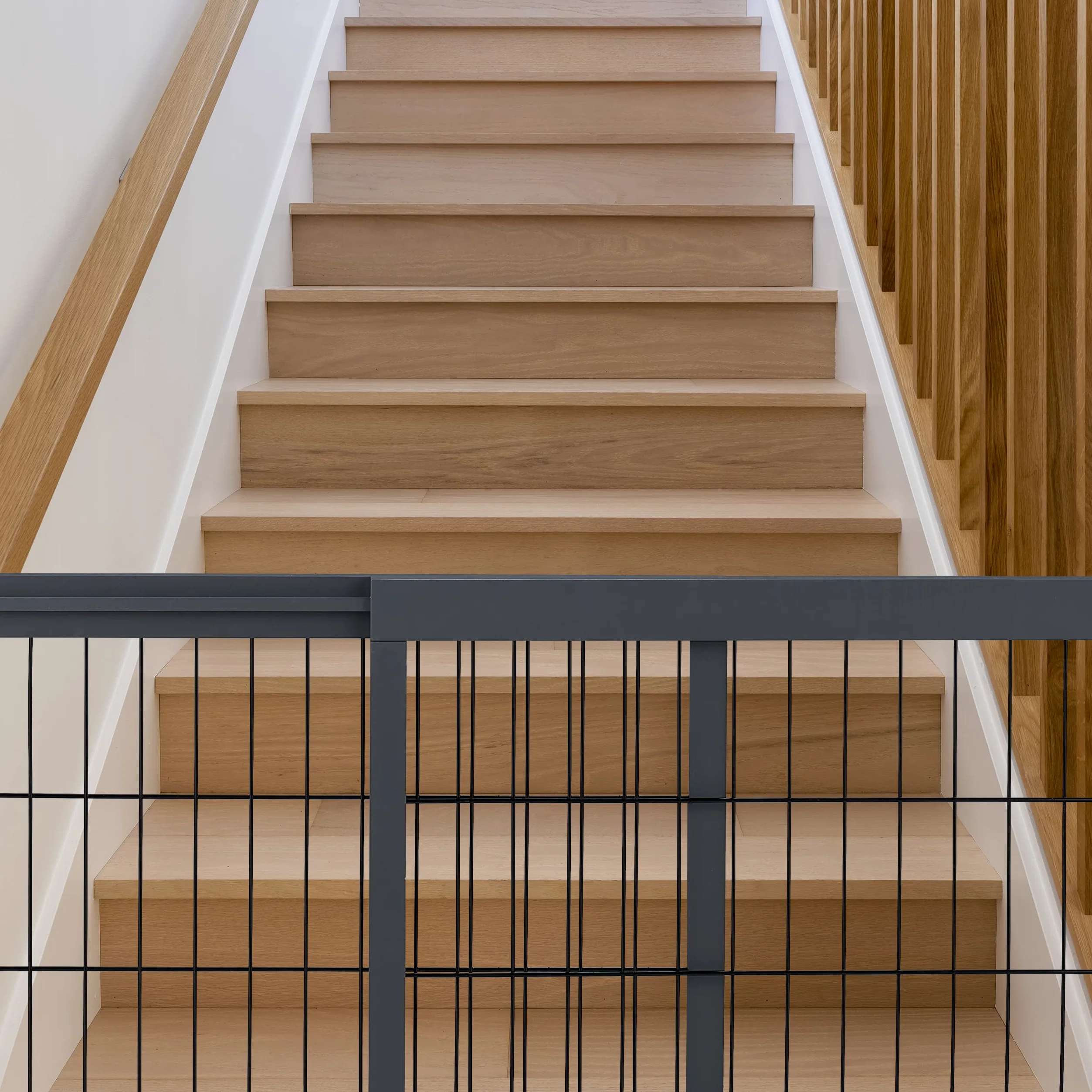Relaxdays Absperrgitter, ausziehbares Schutzgitter, Treppe & Tür, HxB: 56 x 70-108 cm, freistehend, Kinder & Hunde, grau