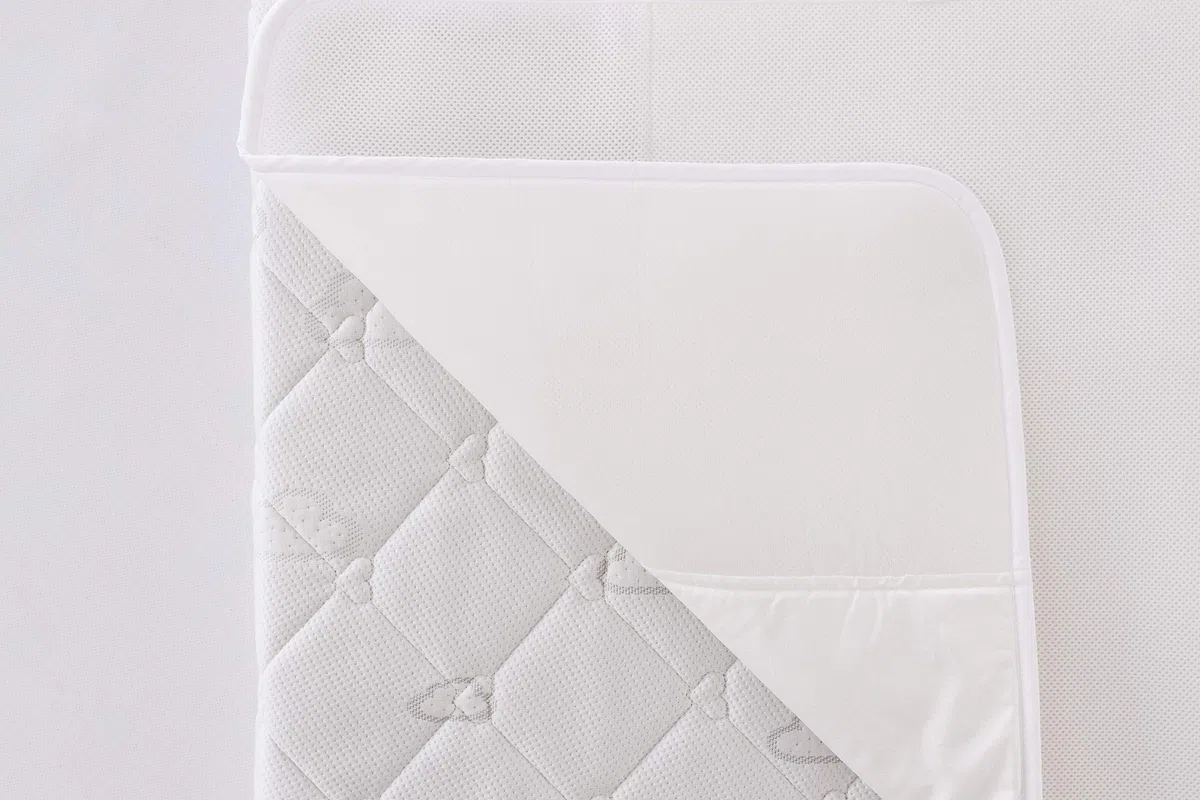 Träumeland T090323 AirDry Nässeschutzauflage - wasserdicht und hautsympathisch - mit extra Belüftung am Kopfteil, Größe 70 x 140 cm, weiß, 450 g