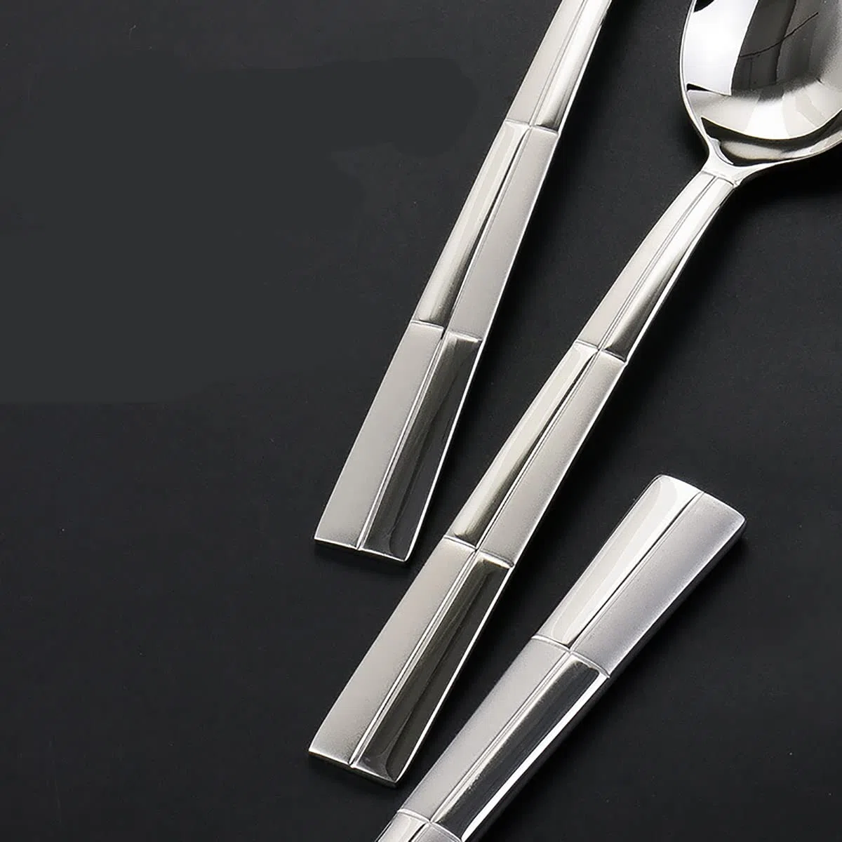 Edelstahlbesteck Besteckset, 24-teiliges Besteckset aus Edelstahl for 6 Personen, luxuriöses Besteckset, inklusive Tafelmesser, Löffel und Gabeln