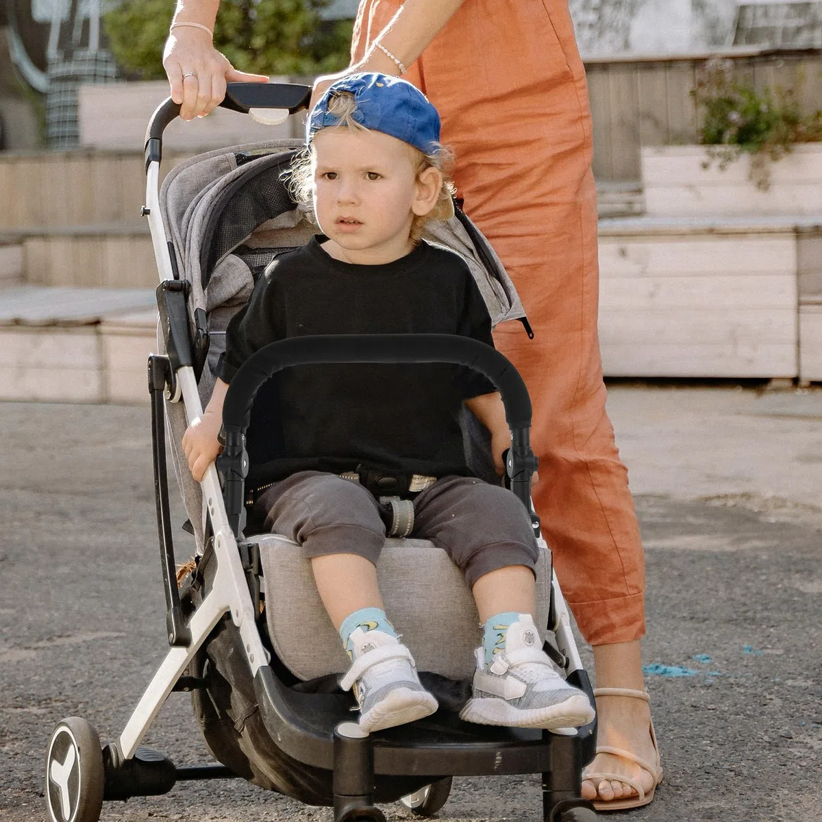 Universelle Kinderwagen Armlehne aus Kunststoff und Schwamm Verstellbar und Sicher Passend für Kleinkindwagen Praktisches Zubehör für Unterwegs Zufälliger Stil