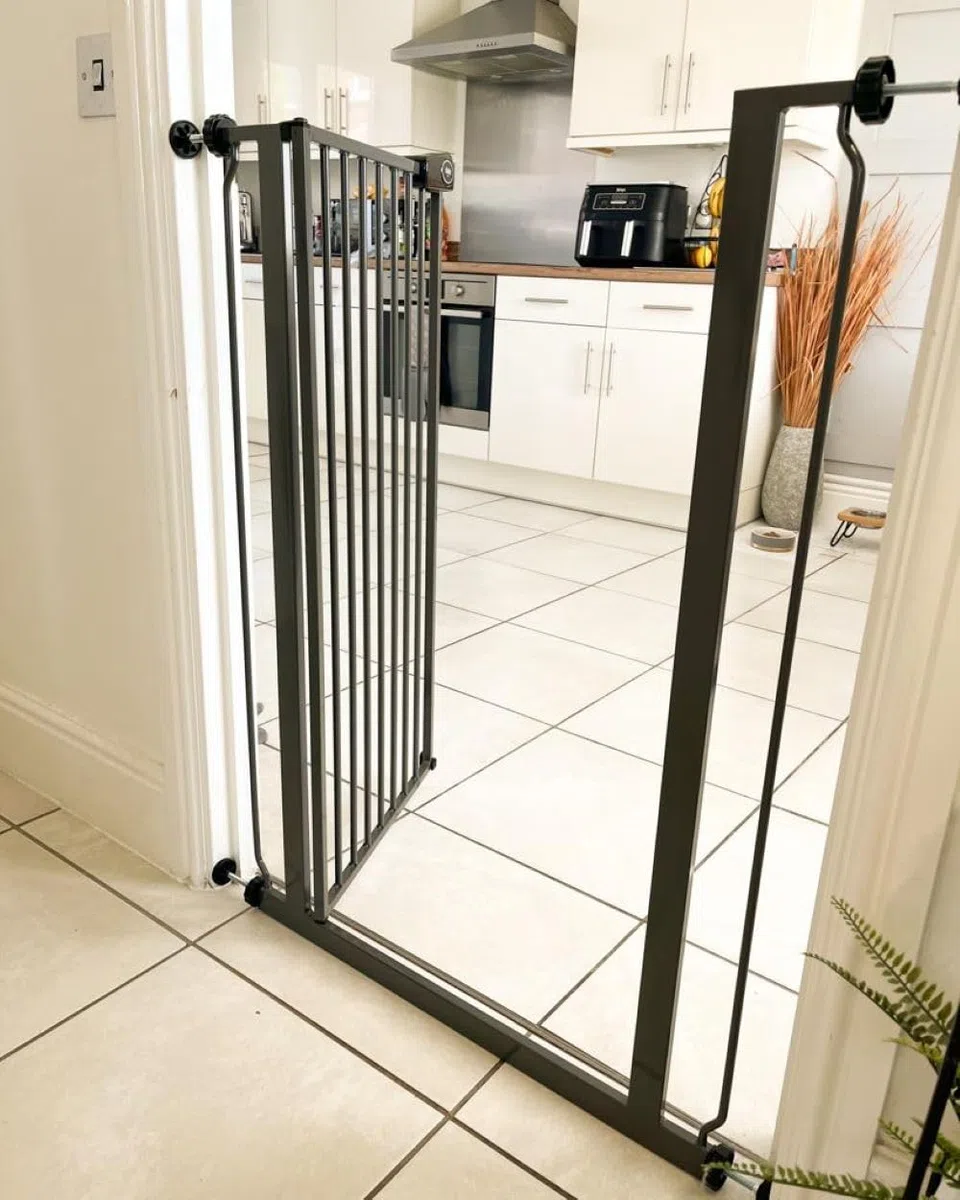 Bettacare Sicherheitsgitter für Kinder und Hunde, Schmal, 68.5cm - 75cm, Schiefergrau, Extra hohes Babygitter von 104cm Höhe, Schmales Druckmontage-Sicherheitsgitter für Treppen