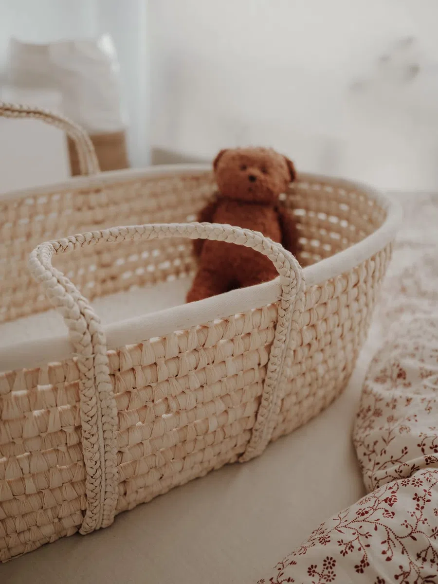 Baby Moseskorb mit Schaukelständer und dreilagiger Matratze - Baby Stubenwagen mit Holzständer - Moseskorb Bettwäsche - Handgemachter Baby-Schlafkorb - Babybett - Babyzimmer