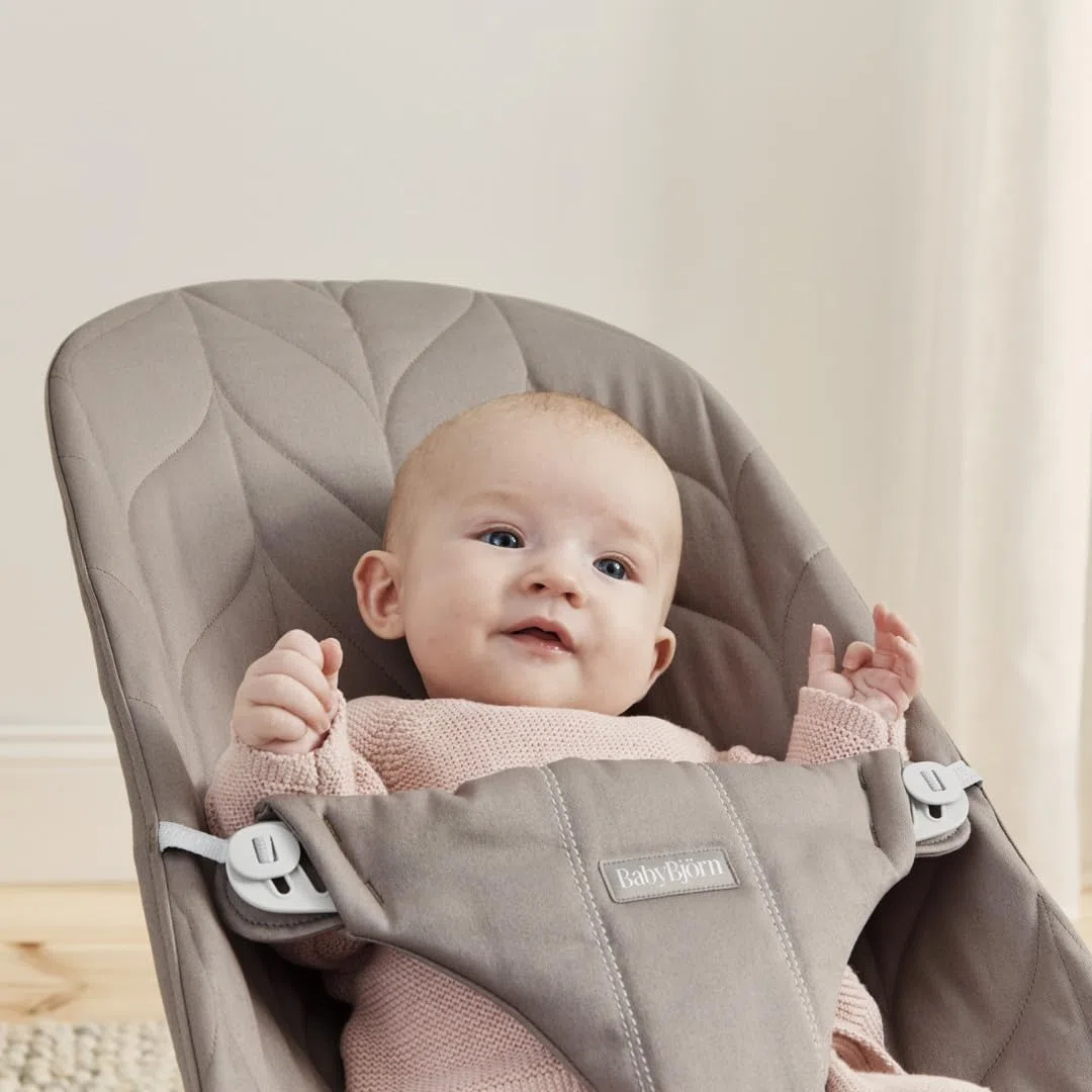 BabyBjörn Babywippe Bliss, Gewebt, Blütenblatt-Steppung, Sandgrau