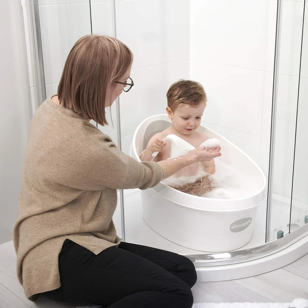 Shnuggle Kleinkindbadewanne - Weiß mit hellgrauer Rückenlehne