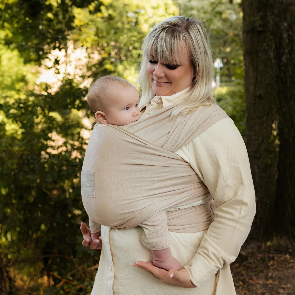 manduca Sling – elastisches Babytragetuch für Neugeborene ab 3,5 kg und Babys bis 15 kg – stabiles Tragetuch aus weichem Jersey-Strickstoff aus 100% Baumwolle (Bio) – Einheitsgröße, Farbe: powder