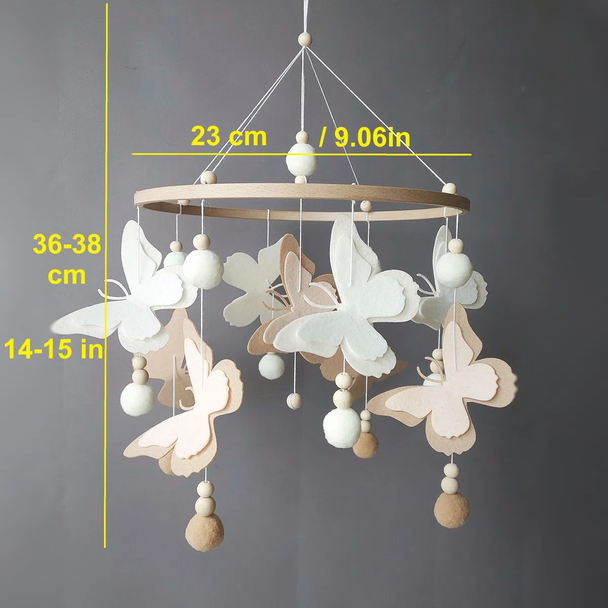 Schmetterlingen Baby Mobile mit Pompons – Neutrales Schmetterlings Mobile in Beige Braun – Handgemachtes Mobile fürs Babybett & Babyzimmer Deko – Perfekt als Baby Shower Geschenk