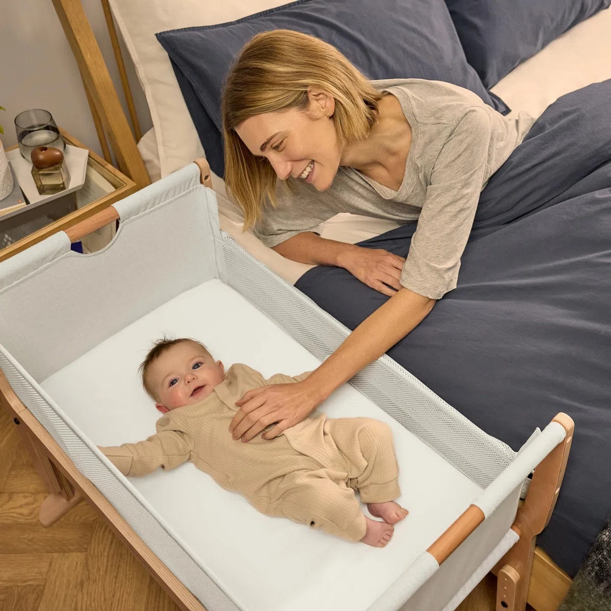 Snuz Pod Studio Next to Me Krippe – tragbares, leichtes Babybett mit Reißverschluss an der Wand, 3D atmungsaktive Matratze und 6 Höheneinstellungen – ideales Heim- und Reisebett mit Rollen, Stockholm