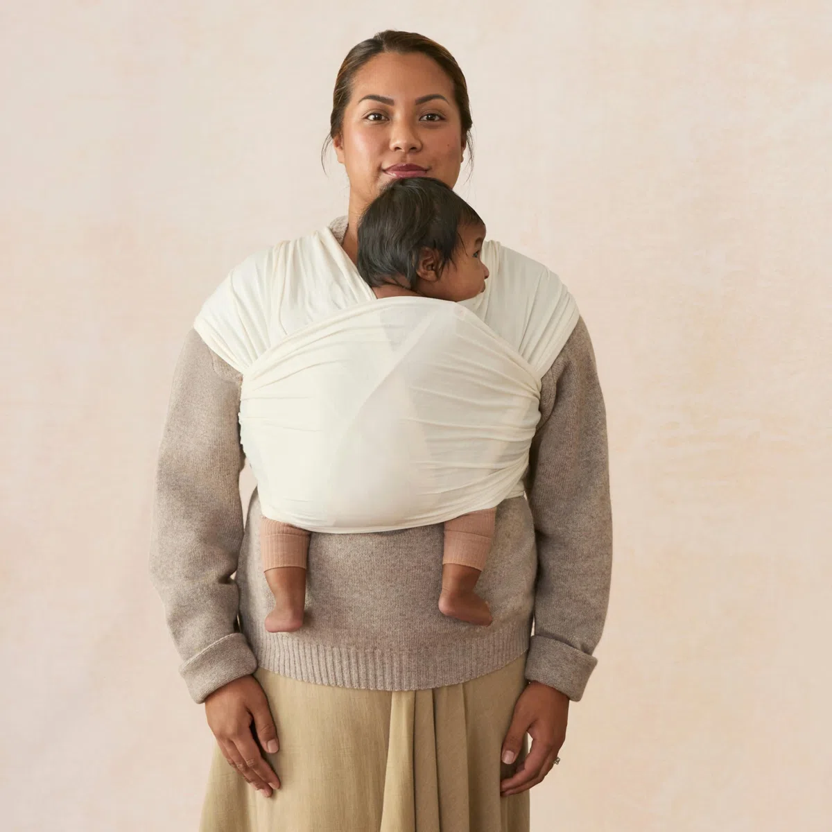 Ergobaby Babytragetuch für Neugeborene ab Geburt bis 11,3 kg, Aura Knit Tragetuch aus recycelten Stoffen, Elastisch und atmungsaktiv, Sling Wickeltuch unisex, Cream