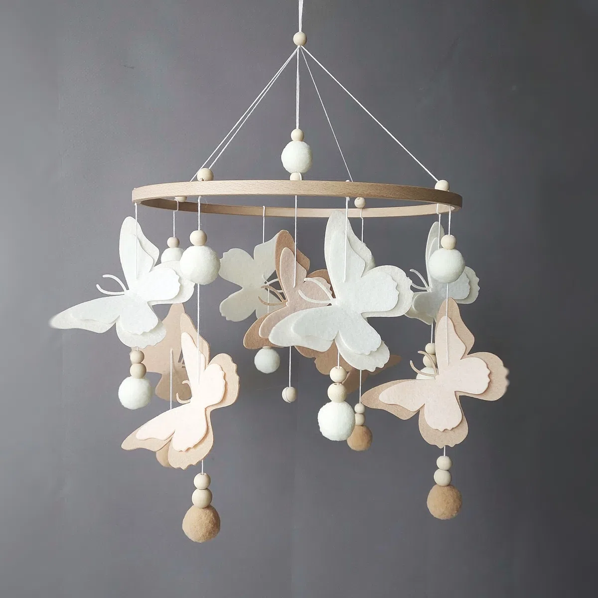 Schmetterlingen Baby Mobile mit Pompons – Neutrales Schmetterlings Mobile in Beige Braun – Handgemachtes Mobile fürs Babybett & Babyzimmer Deko – Perfekt als Baby Shower Geschenk