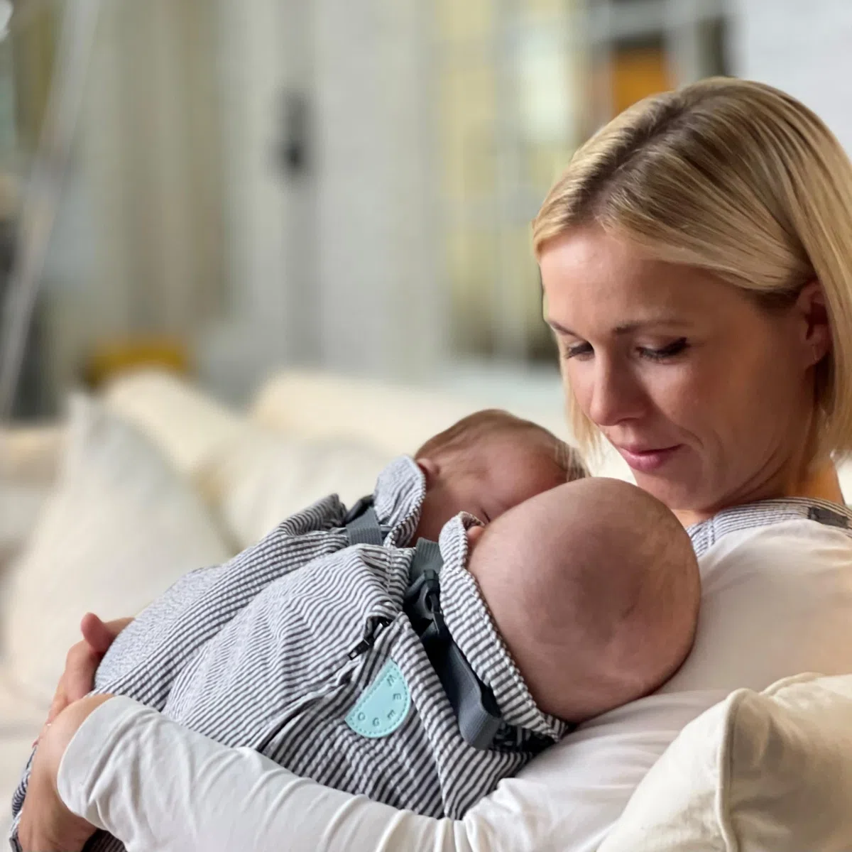 Weego TWIN Original Babytrage für Zwillinge ab 1.800 Gramm ergonomisch OEKO-TEX 100 Grey & White Seersucker